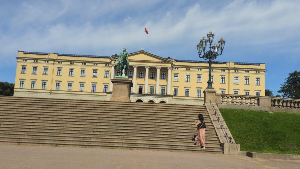 Odkryj Pałac Królewski w Oslo – Królewska Historia i Urok Stolicy Norwegii