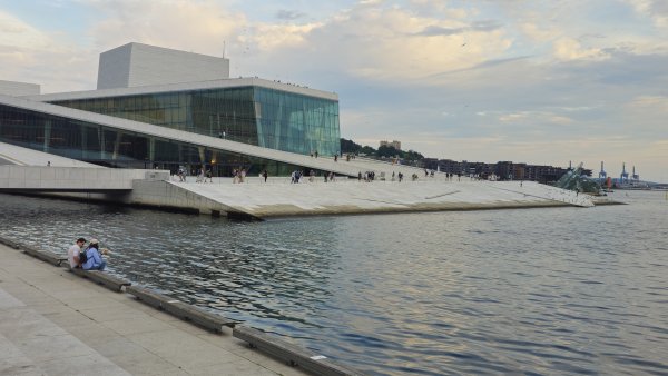 Dlaczego warto odwiedzić dach Opery w Oslo?