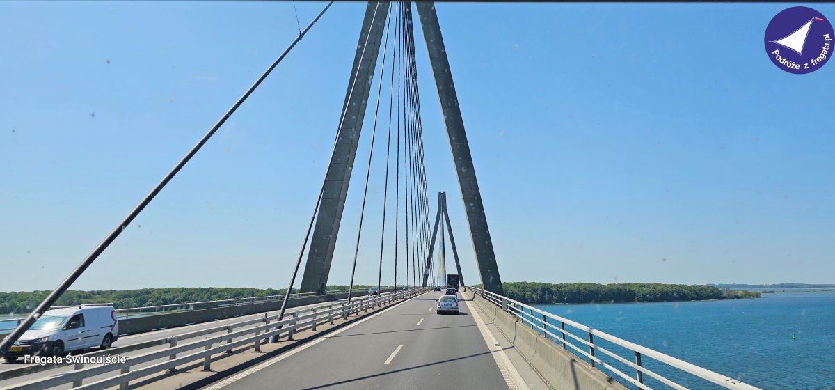 Widok na most z samochodu podczas wycieczki do Kopenhagi.